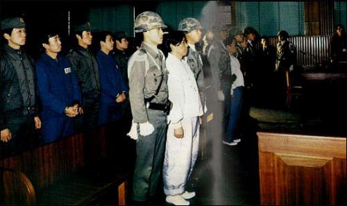 1979년 박정희 대통령이 살해된 궁정동 총격사건과 관련해 김재규 중앙정보부장과 그의 부하들이 군사법정에 섰다.
